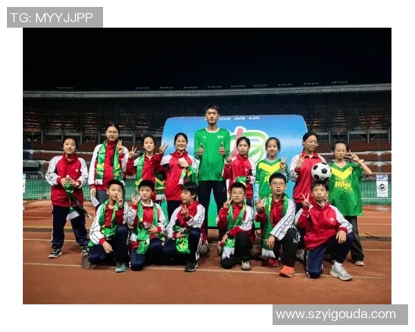 昔日绿茵场上的英雄们退役后重聚合影留念共话足球人生与荣耀回忆 昔日绿茵场上的英雄们退役后重聚合影留念共话足球人生与荣耀回忆